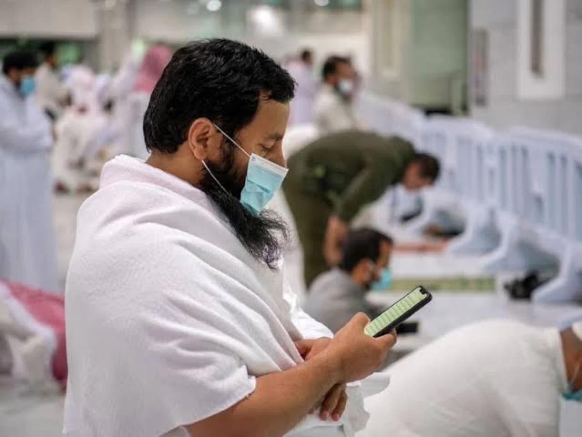 Shalat Jumat, Tarqiyyah, dan Hukum Bermain HP saat Khutbah