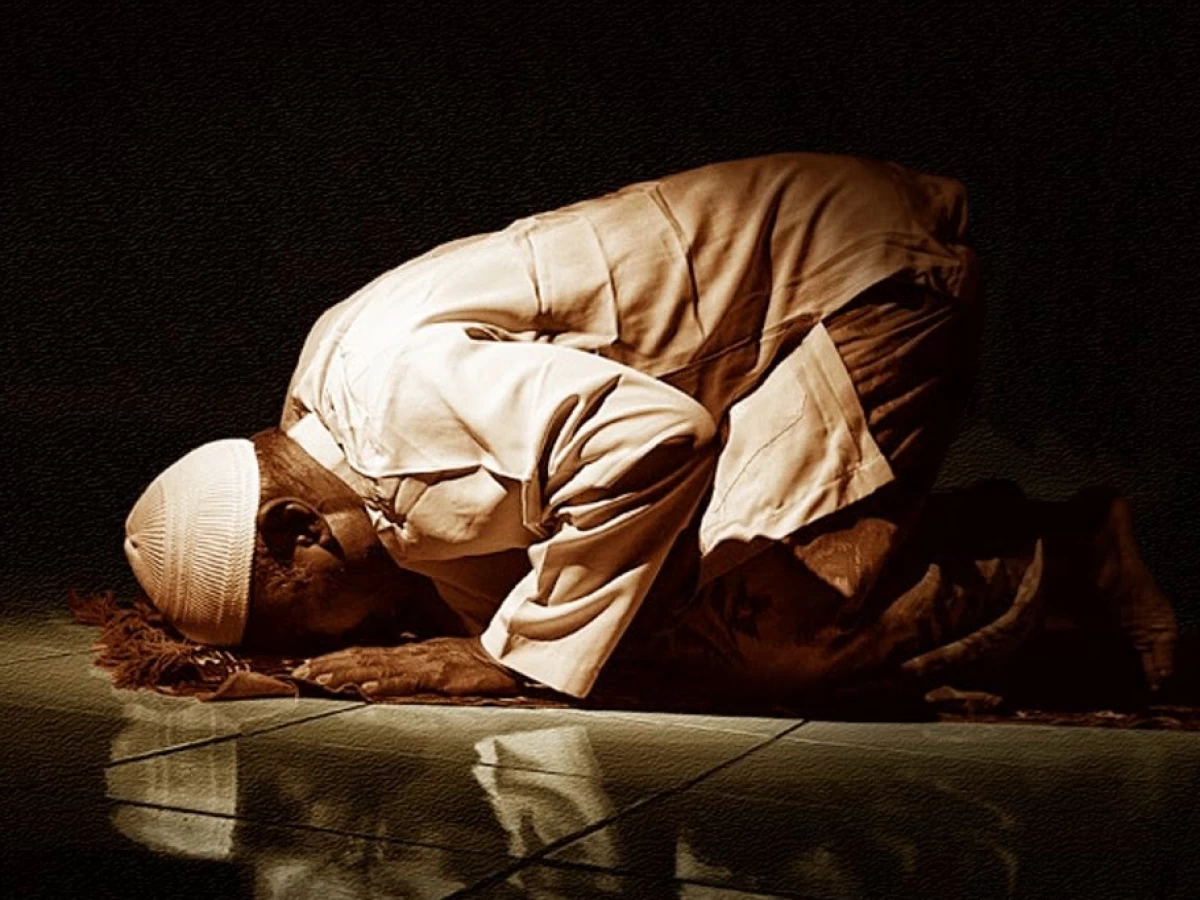 Rambut Menutupi Dahi ketika Sujud, Apakah Membatalkan Sholat? Ini Penjelasannya