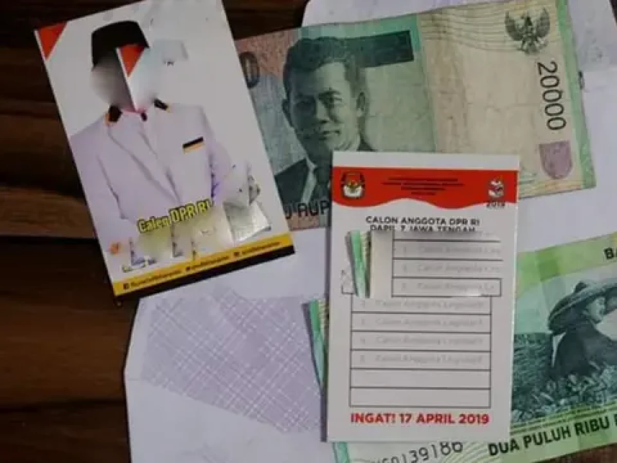 Apa Hukumnya Menerima Uang dan Kaos dari Caleg Saat Pemilu?