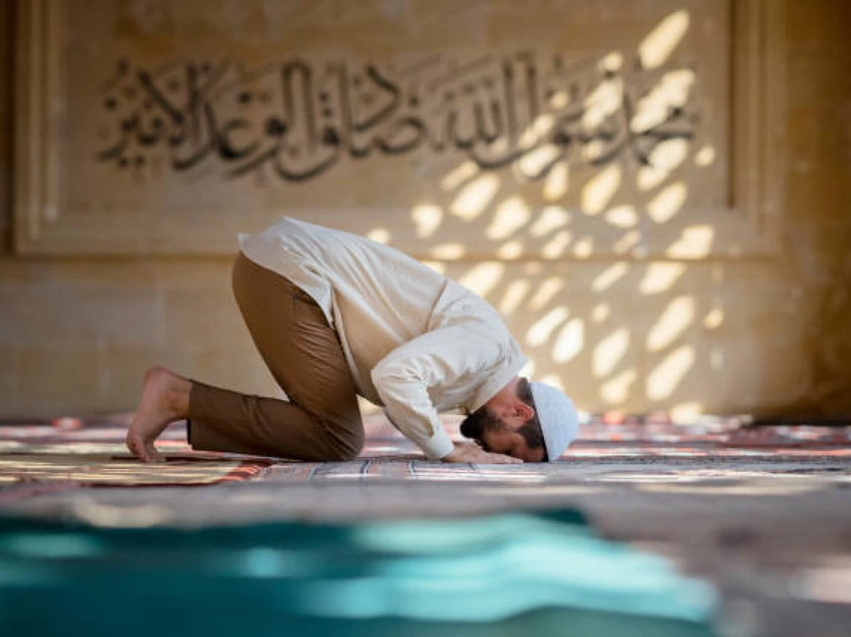 Sunah Berpakaian Putih, terlebih Dikenakan saat Sholat
