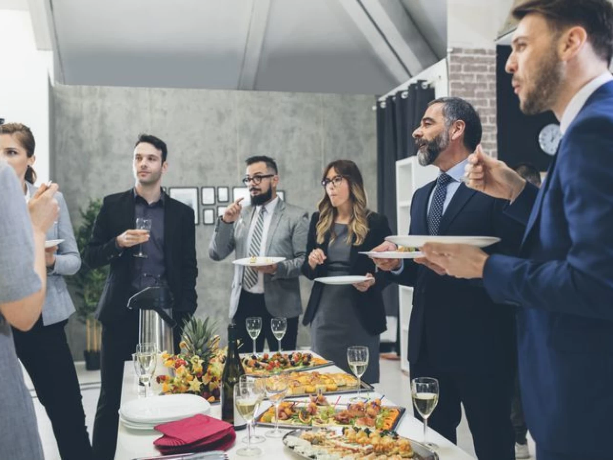 Hukum Makan dan Minum di Acara Pernikahan Bergaya Standing Party