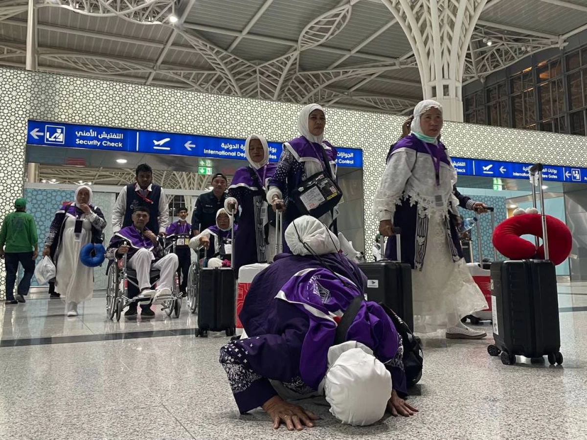 Sempat Mengalami Ketegangan di Pesawat, Jemaah Asal Makassar Akhirnya Tiba di Madinah dengan Bahagia