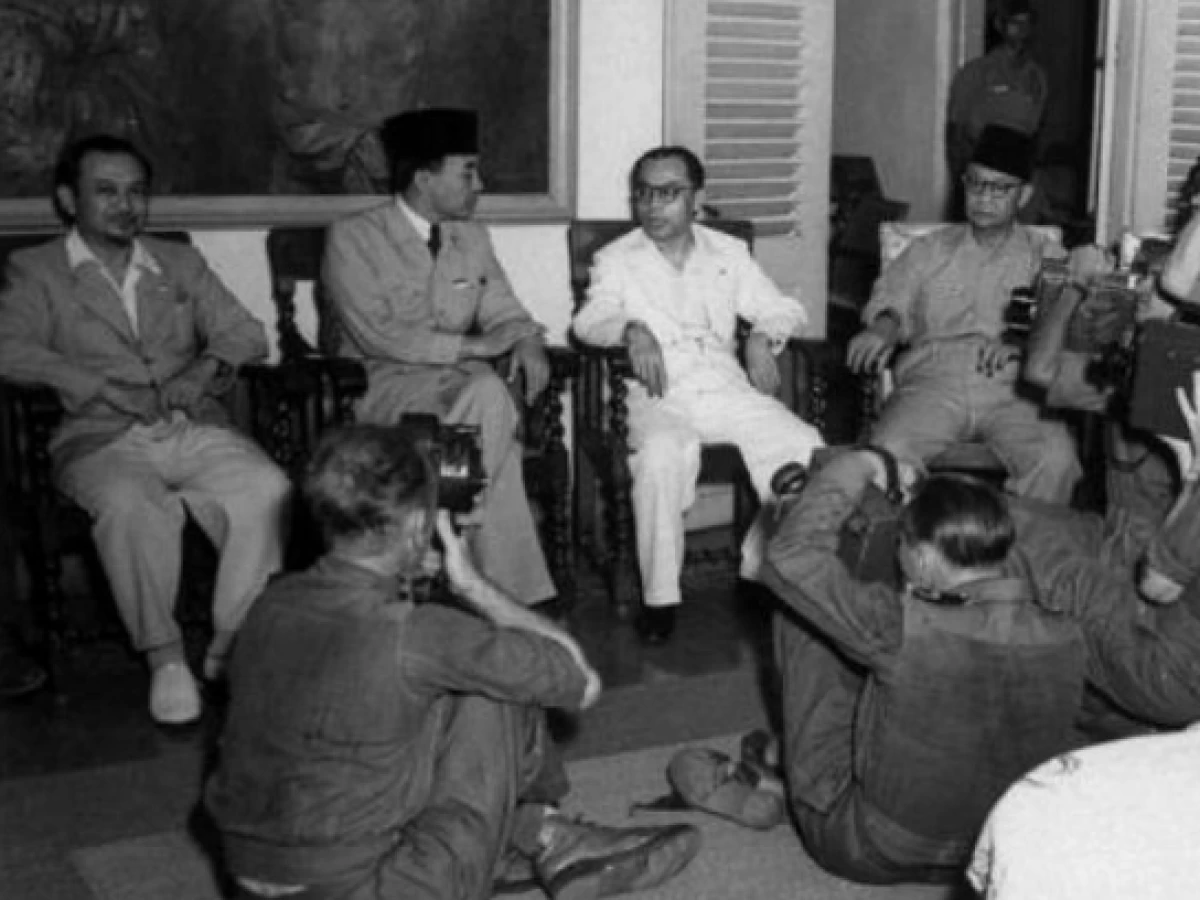 Pakaian dan Kemerdekaan: Kisah-kisah Jenaka Menjelang Proklamasi