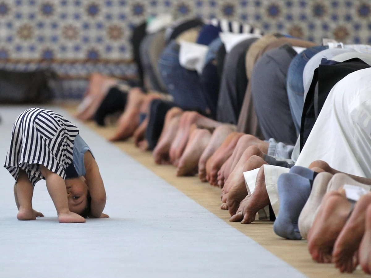 Viral Bocah Dimarahi di Masjid karena Berisik, Inilah Hukum Anak Kecil Masuk Masjid