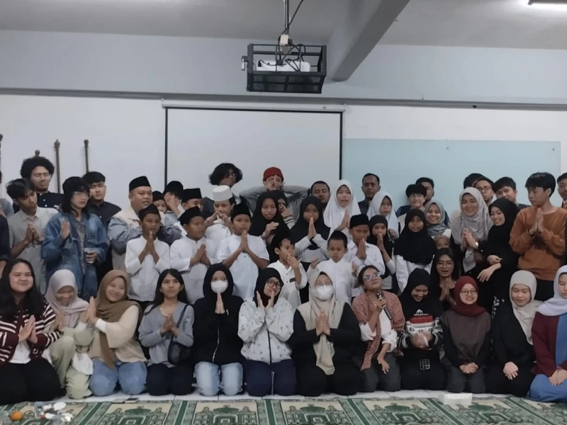 Bukan di Kafe, Mahasiswa Prodi Inggris UNAS Isi Ramadan dengan Berbagi Bersama Anak Yatim