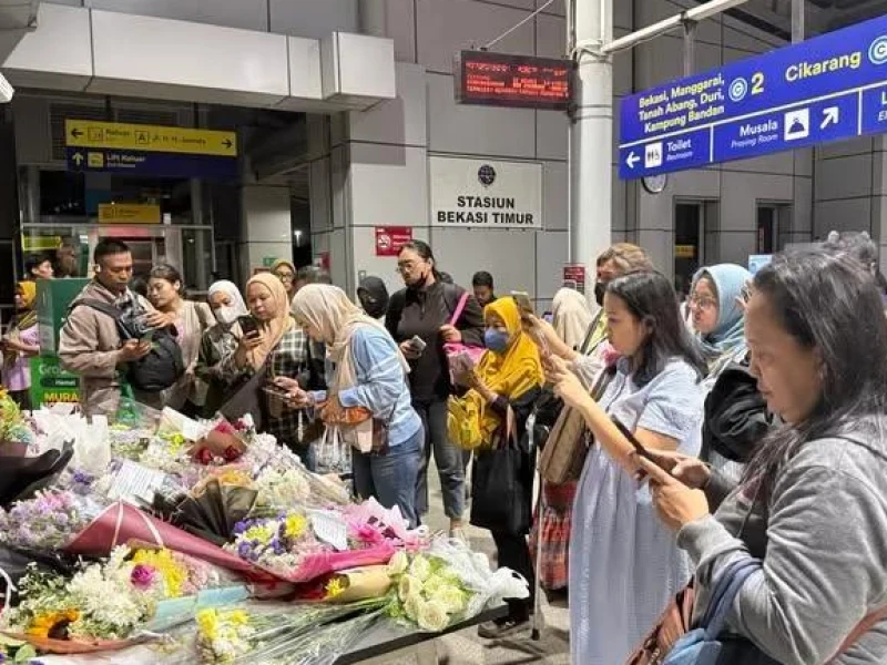 Lautan Bunga dan Doa untuk 16 Korban Tragedi KRL dan KA Argo Bromo di Bekasi Timur