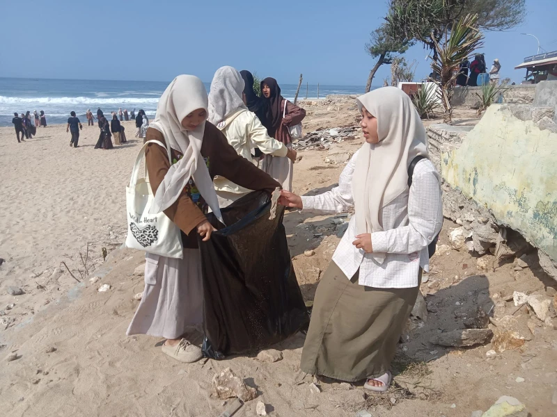 Sambut HSN, 300 Santri Darul Qur'an Bersihkan Pantai Sepanjang Gunungkidul