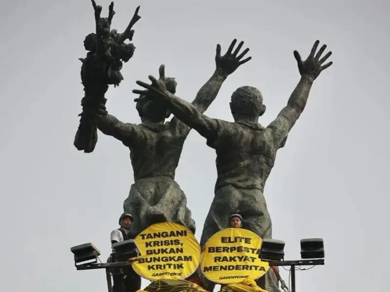Greenpeace Bentangkan Spanduk Raksasa di Bundaran HI Jelang Demo Besar Mahasiswa