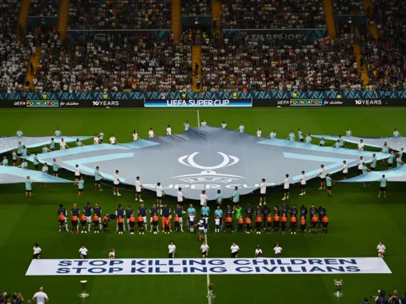 UEFA Bentangkan Spanduk di Final Super Eropa ‘Hentikan Membunuh Anak-Anak’. Pesan Jelas untuk Israel