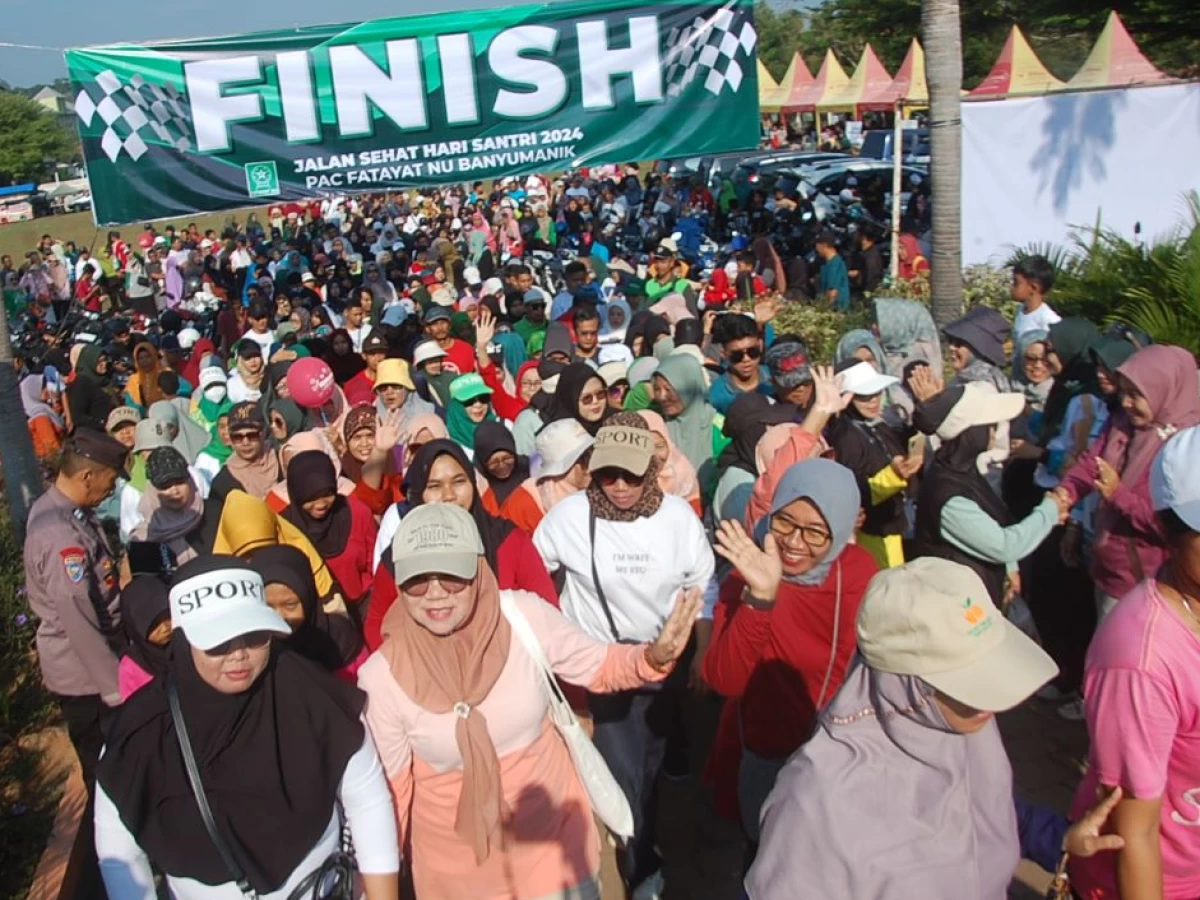 Ribuan Peserta Ikuti Jalan Sehat Hari Santri Fatayat NU Banyumanik Semarang