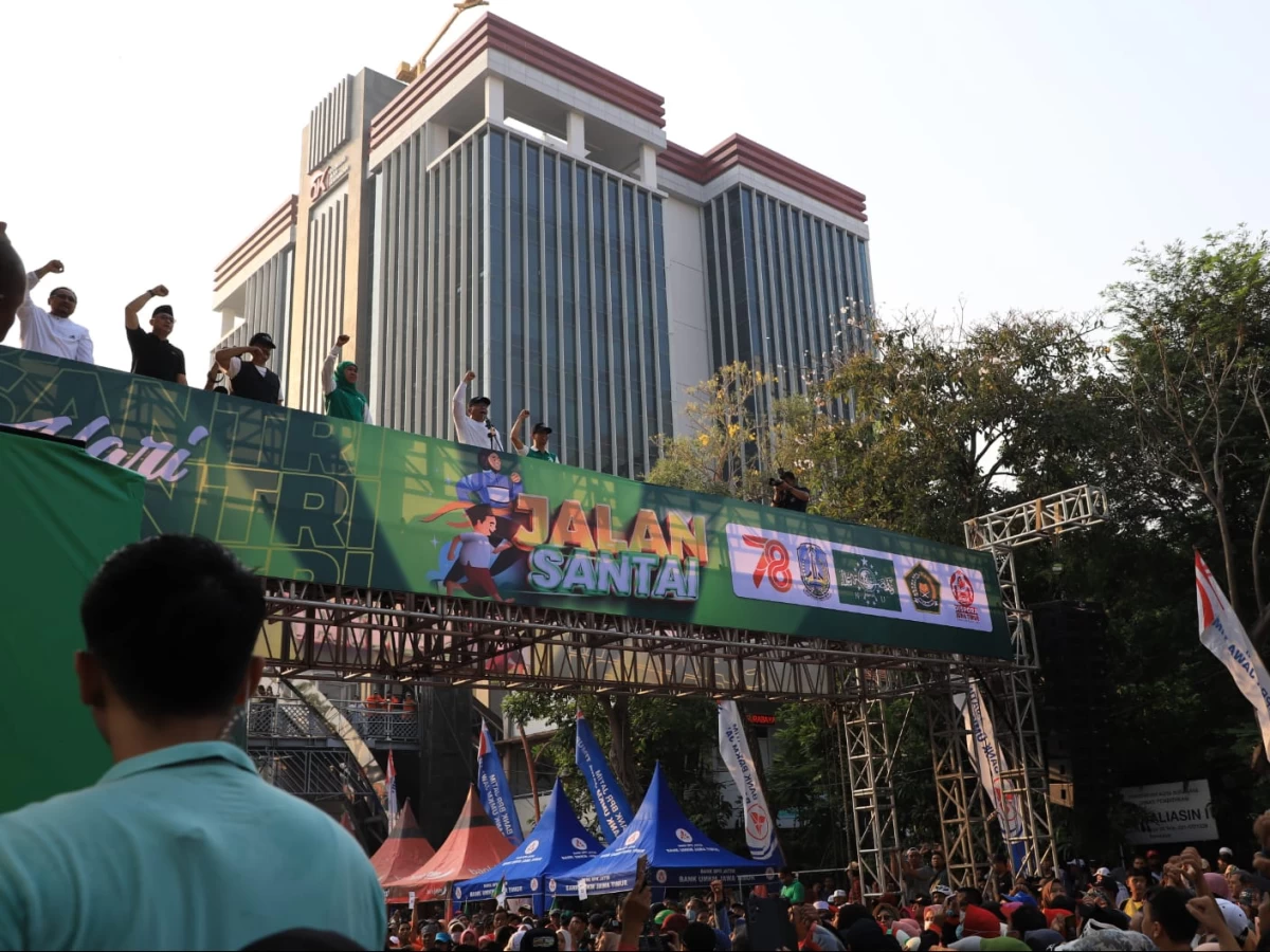 Surabaya Dipadati Ratusan Ribu Peserta Jalan Sehat, Ketum PBNU: Jihad Santri Jayakan Negeri!