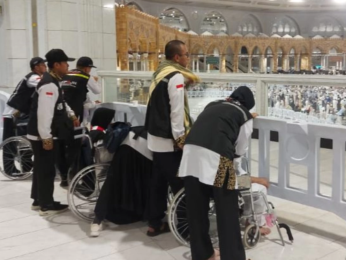 Jemaah yang Belum ke Masjidil Haram Diantar PPIH agar Dapat Berdoa di Depan Ka'bah