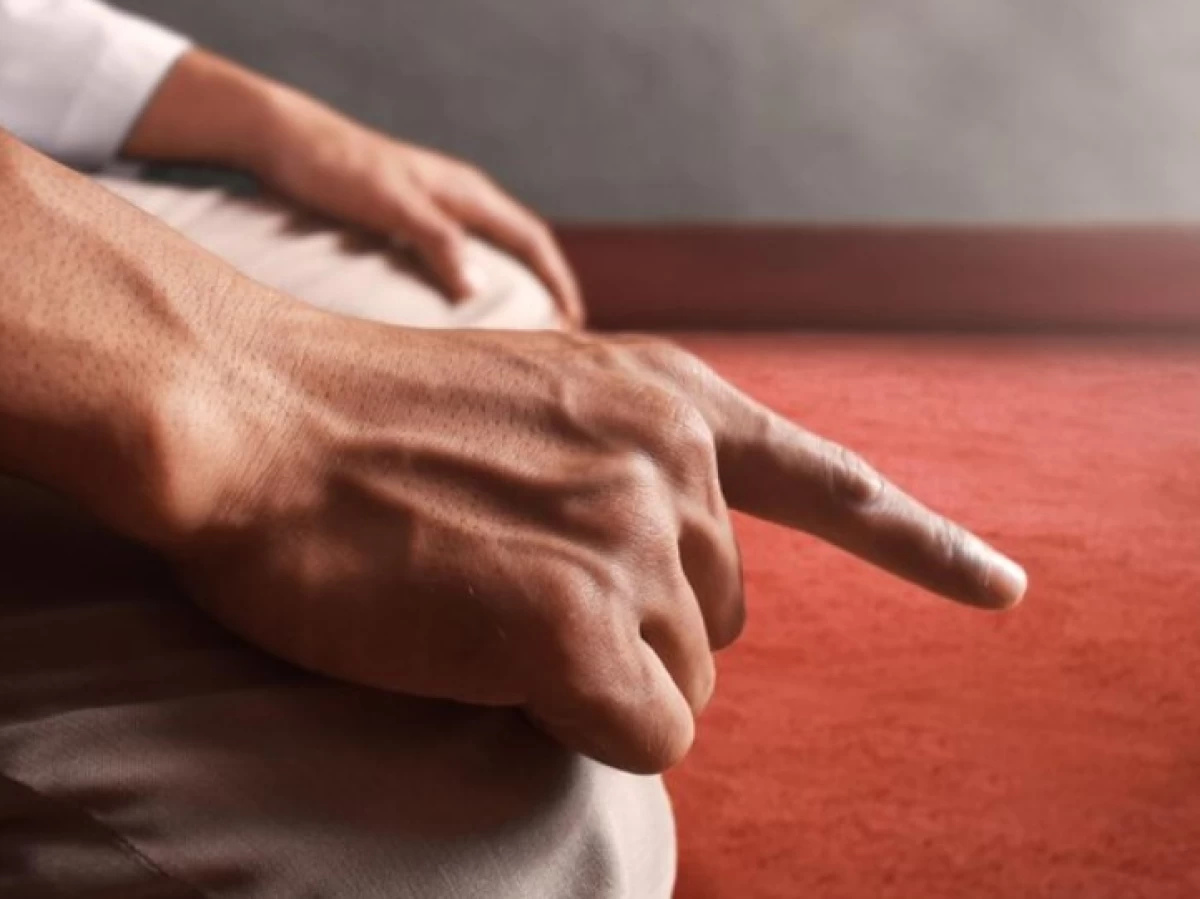 Hukum Geretakkan atau Bunyikan Jari saat Sholat