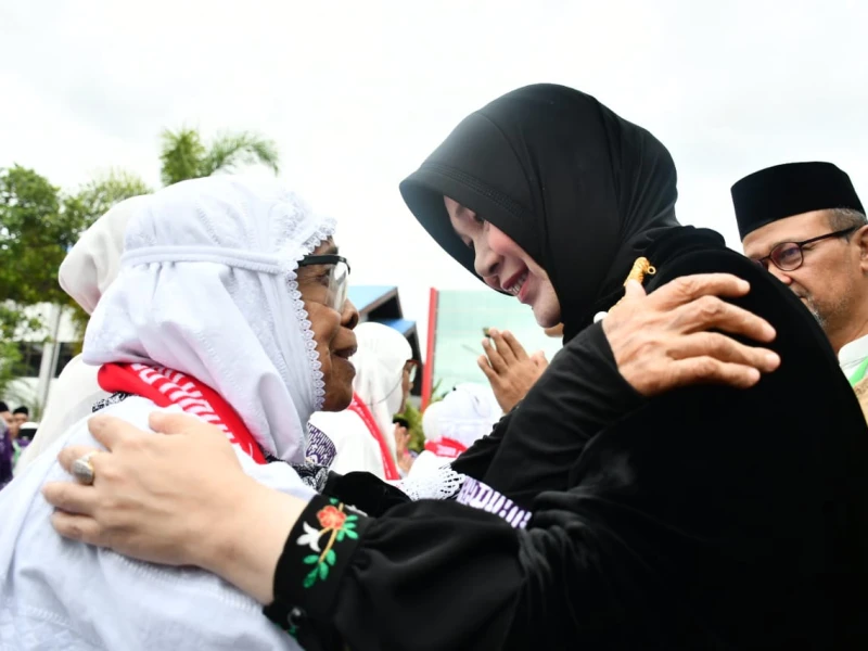 Hukum Menyambut Jemaah Haji dengan Pelukan dan Jabat Tangan