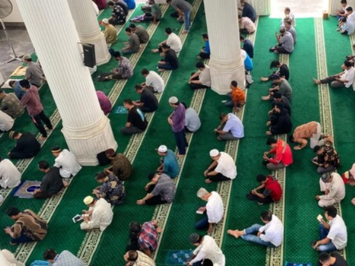 Lebih Utama Mana, Pakai Baju Putih atau Baru saat Shalat Jumat?