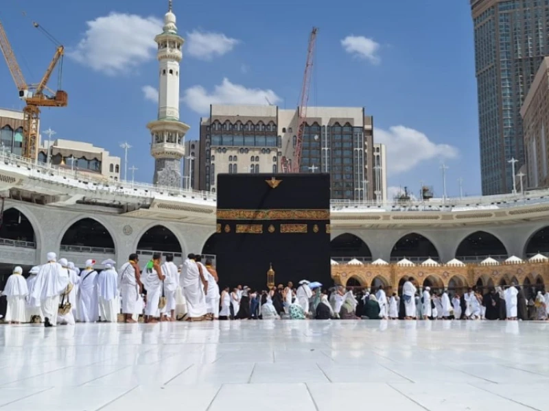 Sholat di Masjidil Haram, Lihat Ka'bah atau Tempat Sujud?