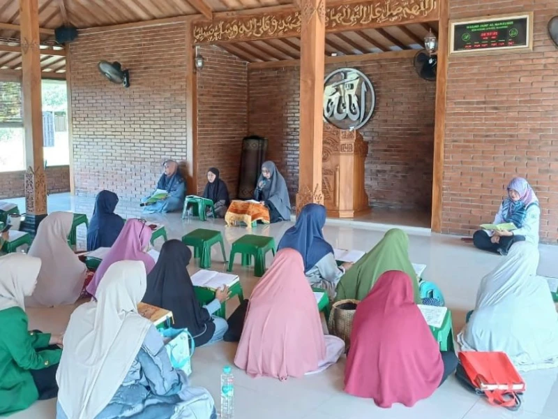 Dari Pesantren ke Kampung Zakat: Perjalanan Mar'atun Sholihah Memberdayakan Umat di Cirebon