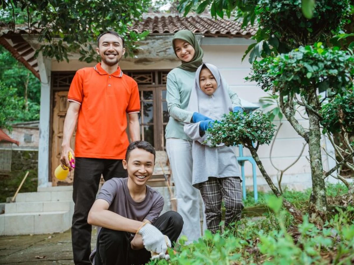 Khutbah Jumat Bahasa Jawa: Njogo Keluarga lan Tetonggo