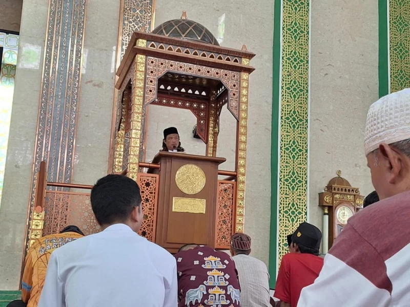 Hukum Khatib Tak Pegang Tongkat saat Khutbah Jumat