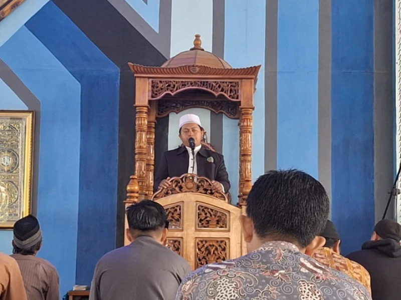 Khutbah Jumat: Hindari Buruk Sangka dan Paling Benar Sendiri