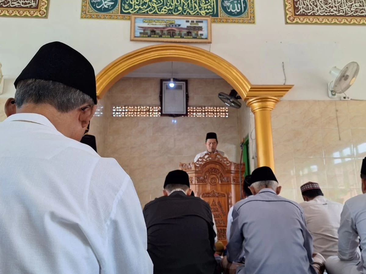 Khutbah Jumat: Saling Bantu dan Mudahkan Urusan Orang Lain