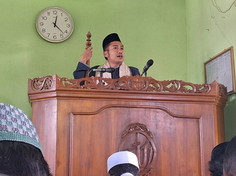 Pegang Tongkat saat Khutbah: Dalil dan Hikmahnya