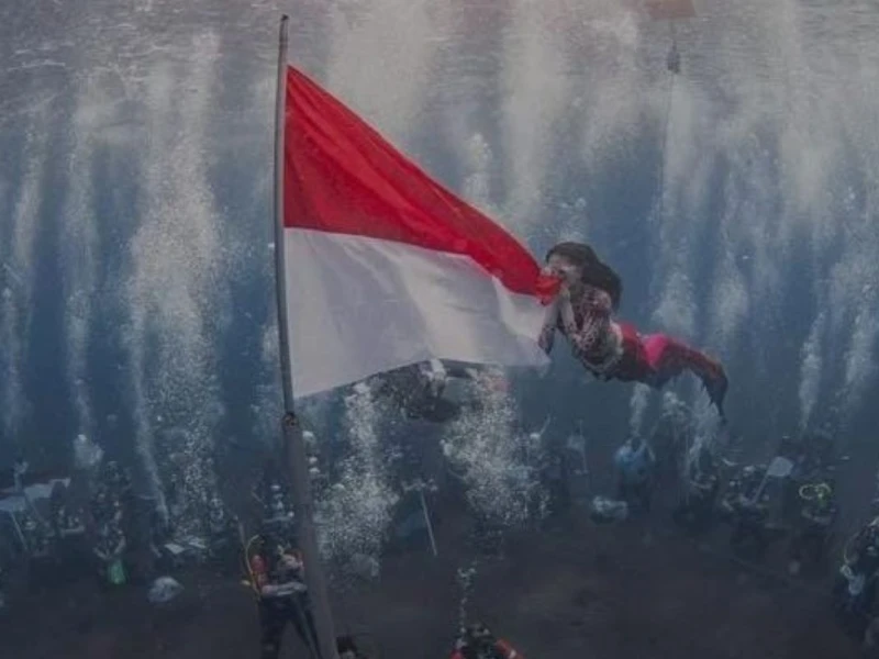 Wanita Selam Indonesia dan Gubernur Maluku Utara Kibarkan Bendera Merah Putih di Dasar Laut