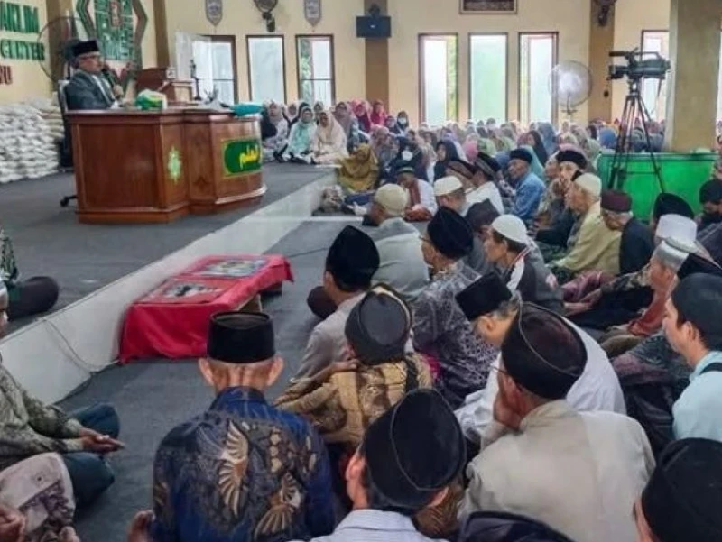Kanzul Ilmi Bumiayu Brebes Bagikan Ribuan Paket Beras untuk Santri dan Jamaah di Penutupan Ramadhan