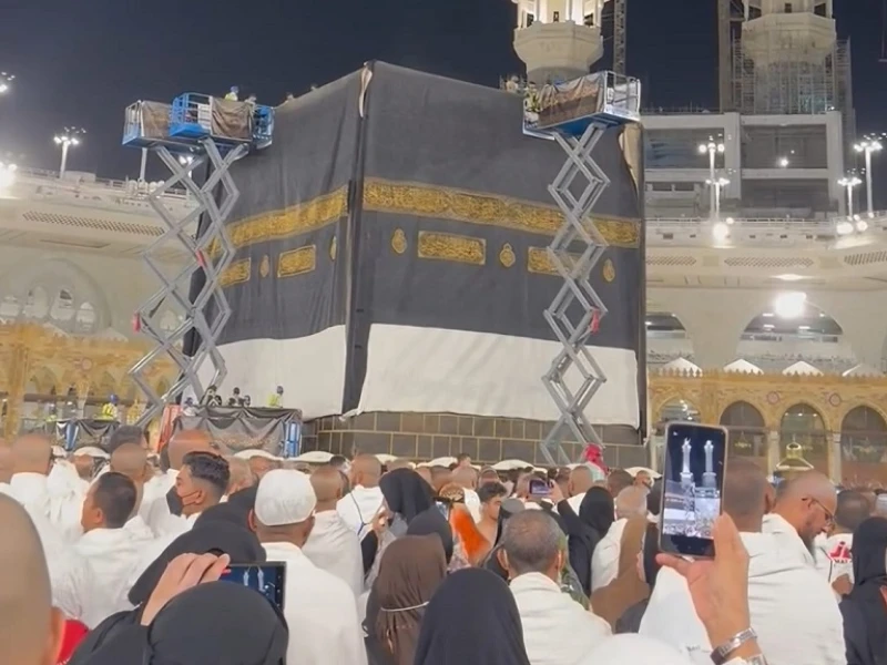 Makna Spiritual di Balik Tradisi Memegang Kiswah Ka’bah