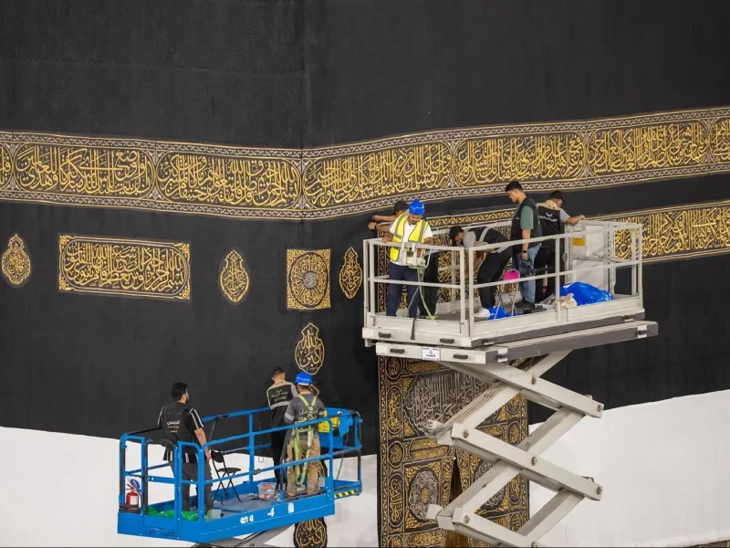Sambut Musim Haji 2026, Pengurus Masjidil Haram Angkat Bagian Bawah Kiswah Kabah