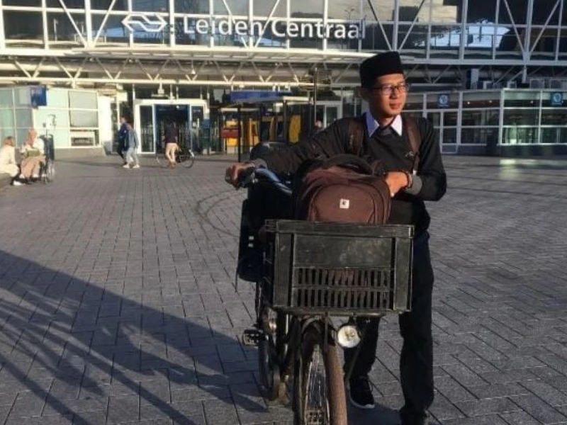 Dari Ruang Kelas ke Masyarakat: Perjalanan Inspiratif Ma'as Shobirin Dosen Muda Gigih Merawat Generasi Muda