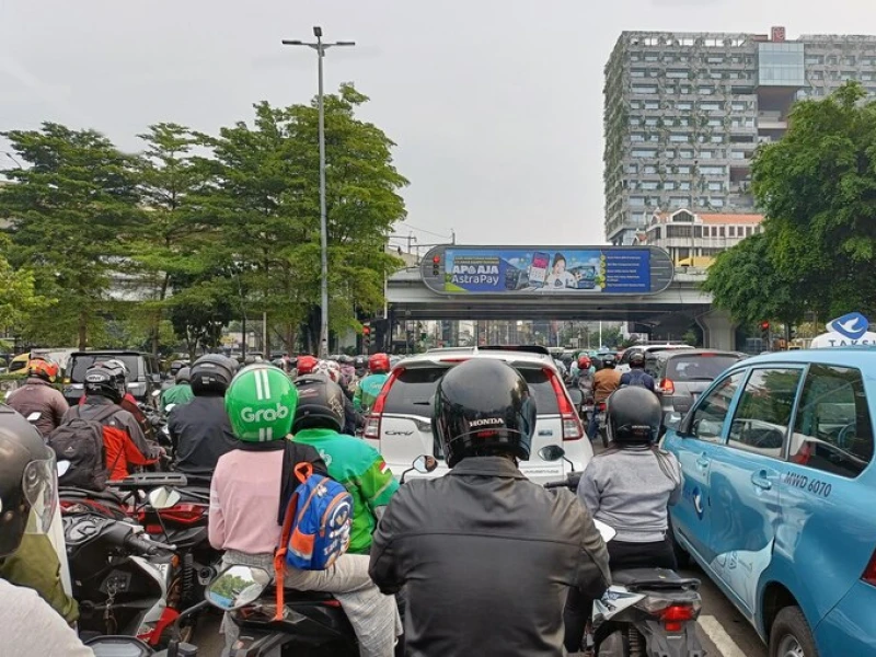 Terjebak Macet di Jalan, Apakah Boleh Mengqadha Sholat?