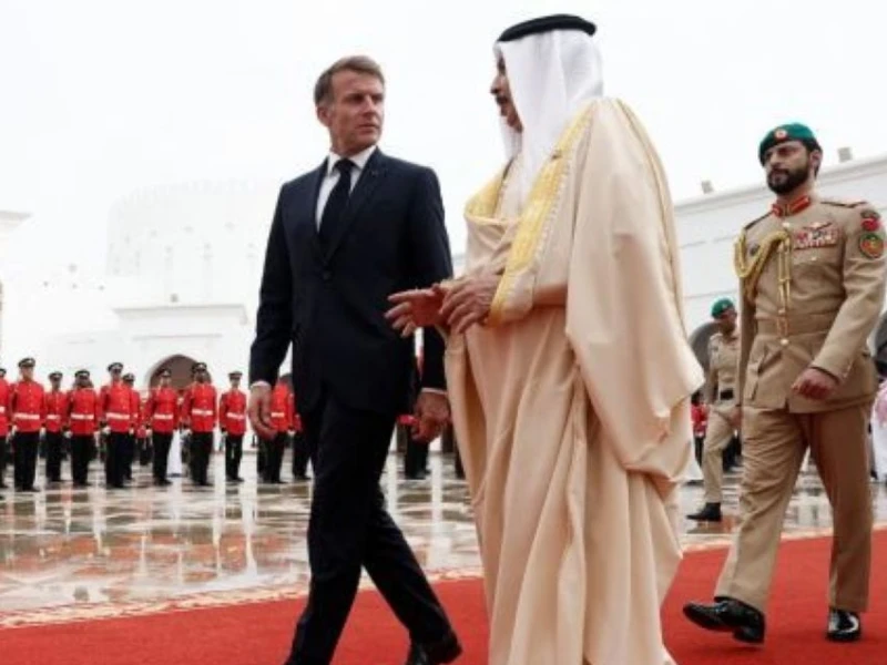 Presiden Prancis Emmanuel Macron Lakukan Kunjungan Solidaritas Mendadak ke Arab Saudi