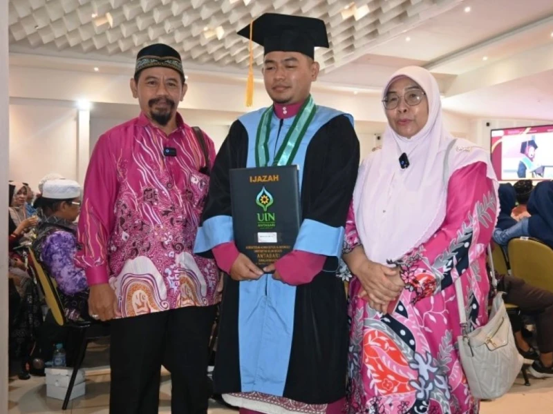 Dari Malaysia Tempuh Ribuan Kilometer Hadiri Wisuda Anaknya di UIN Antasari