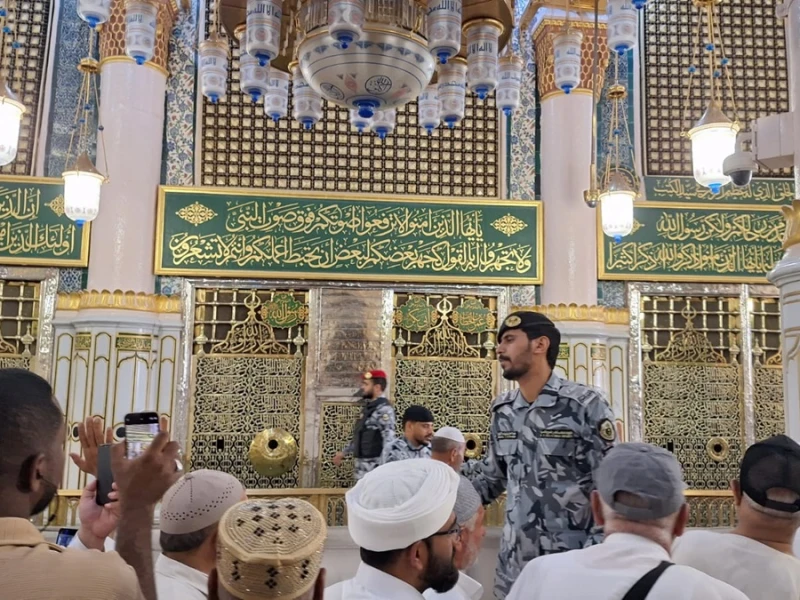 Bacaan Salam saat Berada di Makam Rasulullah dan Dua Sahabatnya