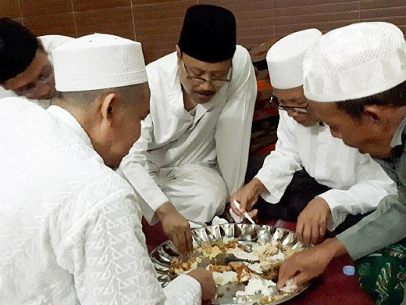 Sunah Makan Bersama dalam Satu Wadah