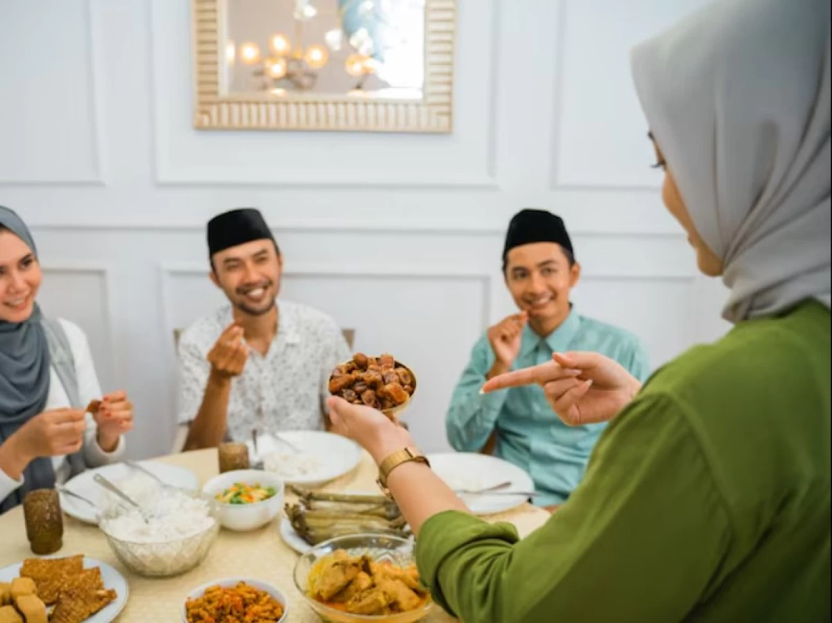 Hukum Membatalkan Puasa Syawal karena Dijamu Makan