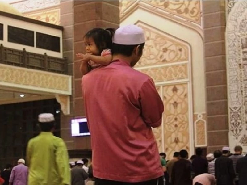 Sholat Sambil Menggendong Anak Kecil, Sahkah?