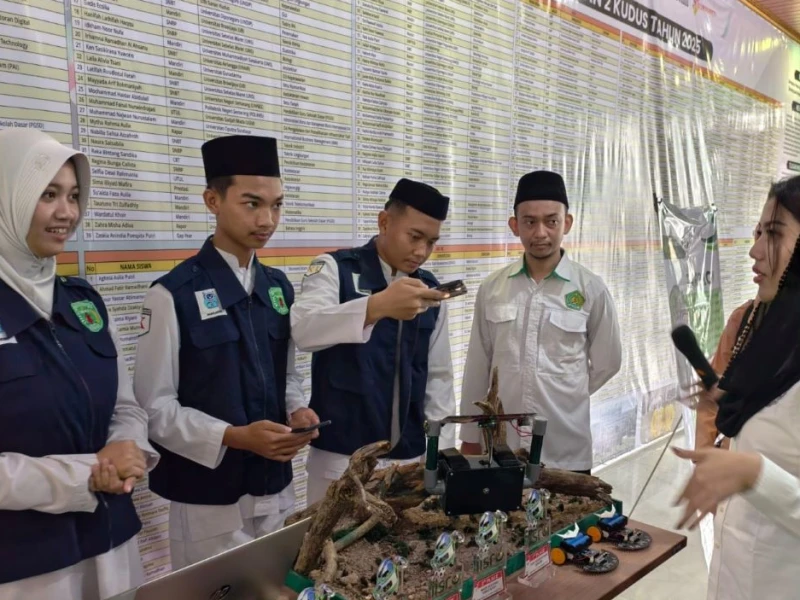 7 Siswa MAN 2 Kudus Raih Juara I Robotik Internasional