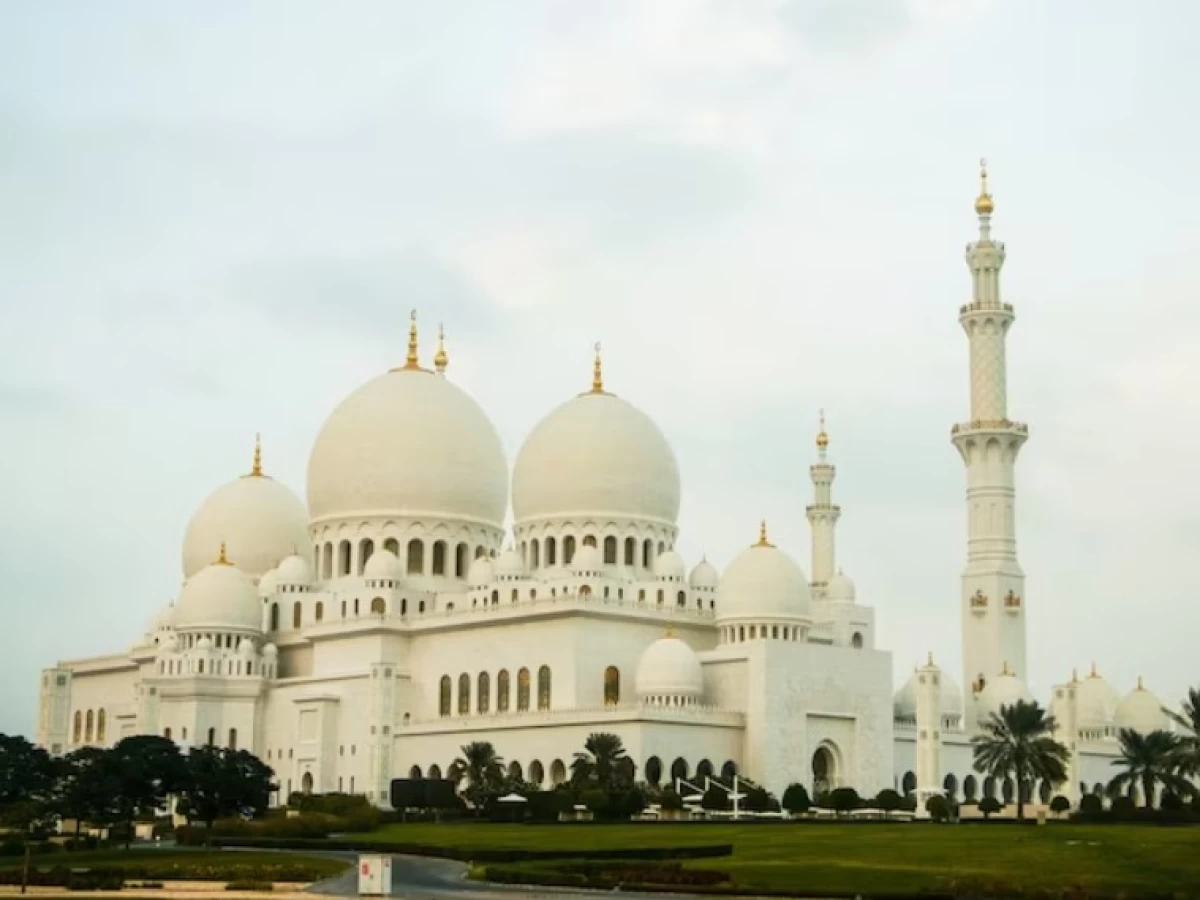Hukum Aktivitas di Masjid: dari Menyanyikan Indonesia Raya hingga Menikah