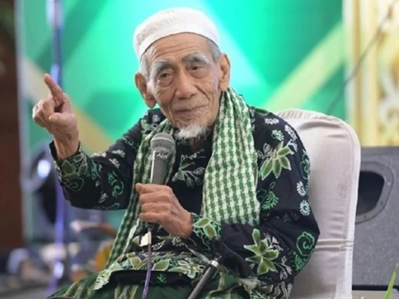 Mengapa Mbah Moen Melarang Santrinya yang Belum Berhaji Memakai Peci Putih?