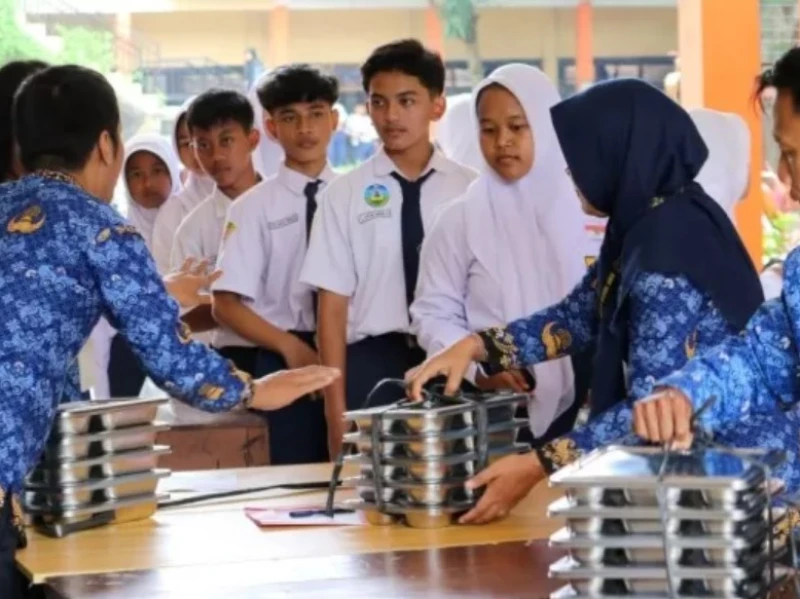 Ini Hukumnya Guru Makan Jatah MBG Siswa