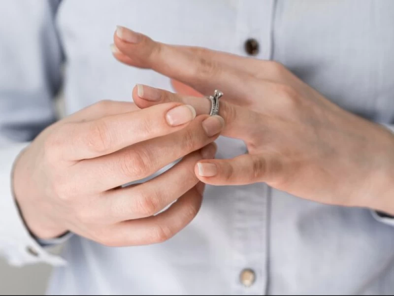 Apakah Cincin Wajib Dilepas Saat Berwudhu?