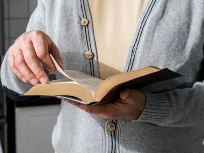 Hukum Membasahi Jari dengan Ludah untuk Membuka Halaman Qur’an