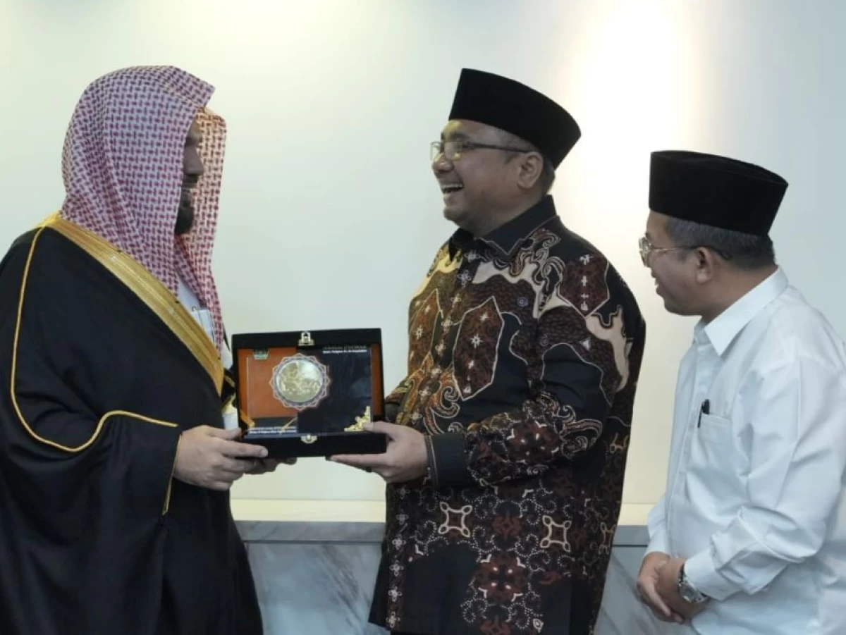 Imam Masjid Nabawi Bertemu Menag Yaqut, Bawa Pesan dari Raja Salman