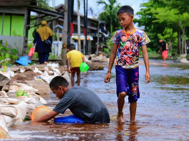 Menangkap Ikan yang Terbawa Banjir, Ini Hukumnya