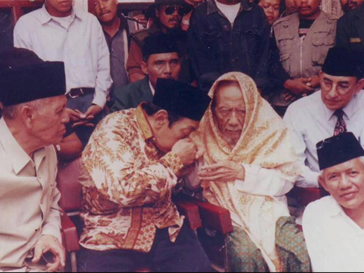 Kesunahan Mencium Tangan Ulama, Ini Dalilnya