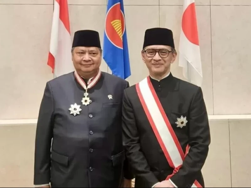 Menko Airlangga dan Mantan Menlu Marty Natalegawa Terima Bintang Jasa dari Jepang