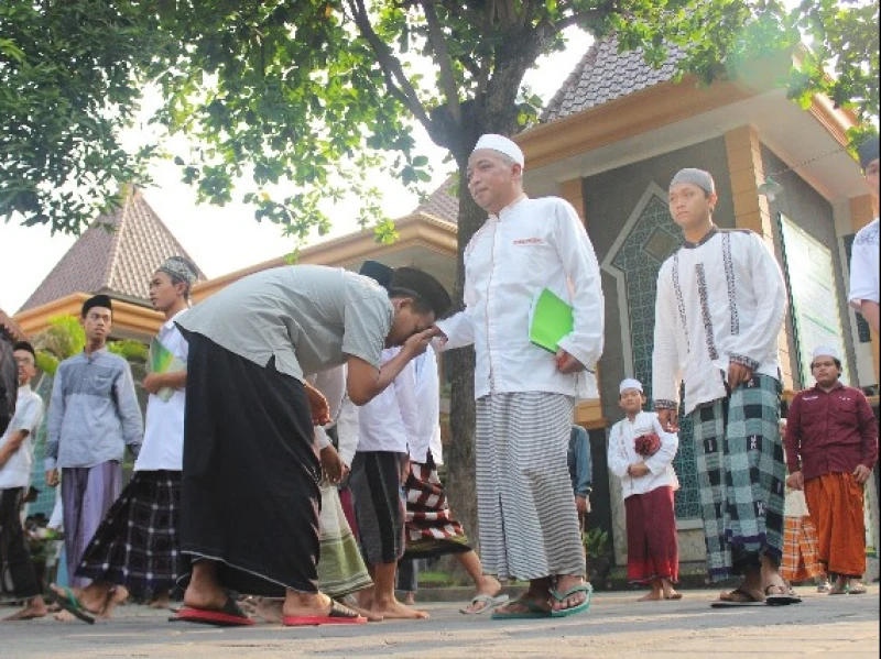 Hukum Menunduk di Hadapan Guru dalam Islam