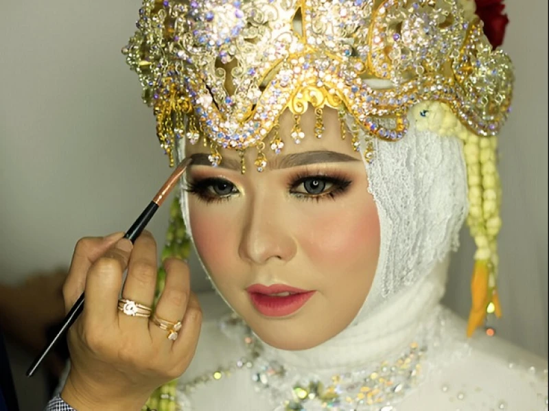 Hukum Perempuan Menggunakan Jasa Rias Pria Bukan Mahram